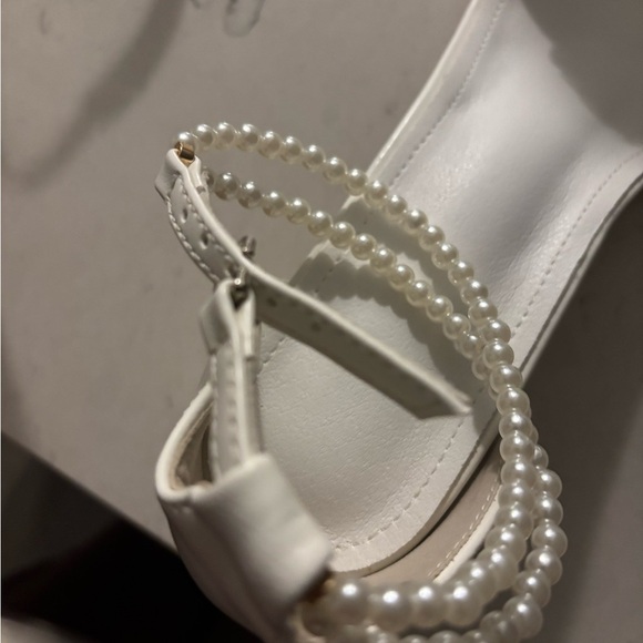Vintage fashion style faux pearl White Heels with Floral Accents - Picture 5 of 15